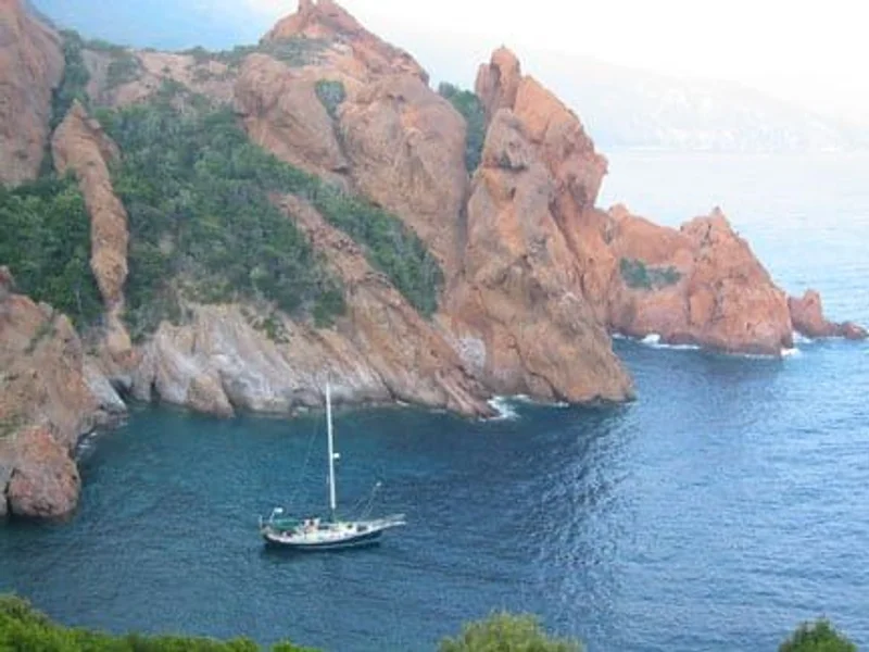 Моряк проверяет якорное крепление