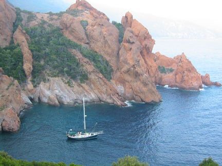 Моряк проверяет якорное крепление