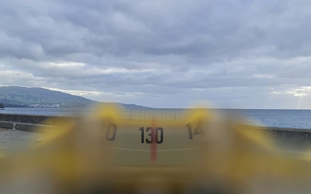 берущего пеленг на береговой ориентир с помощью ручного пеленгаторного компаса.
